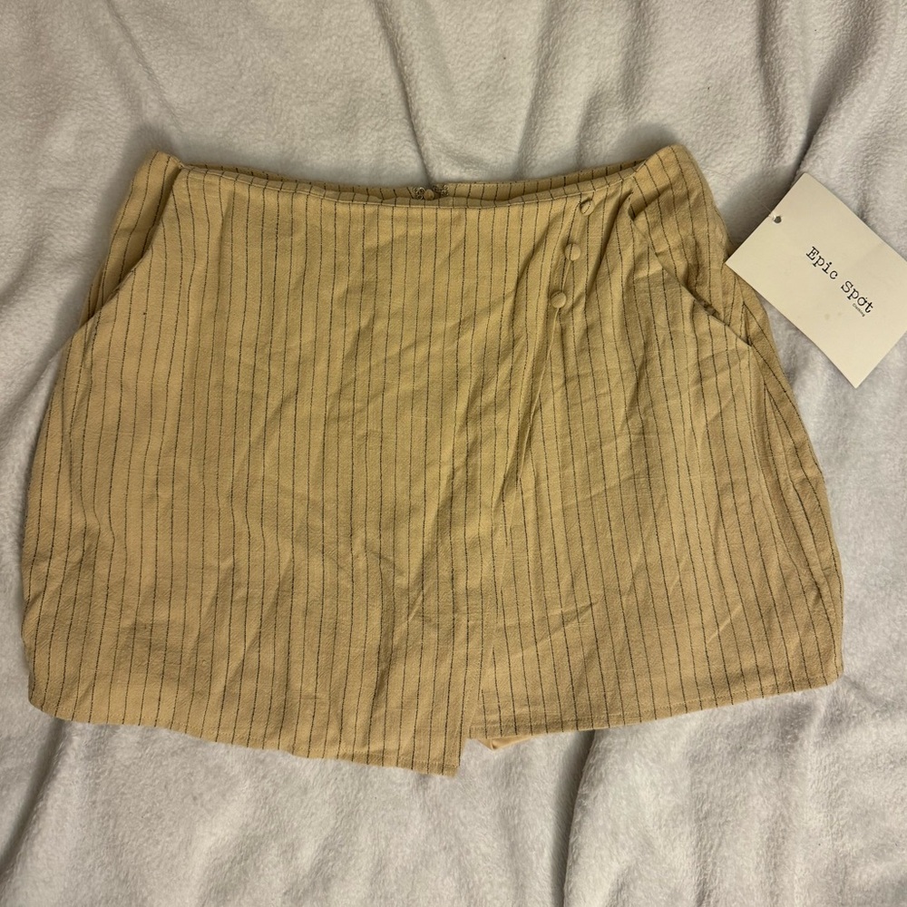 Epic Spot Crème and Black Pinstripe Skort NWT